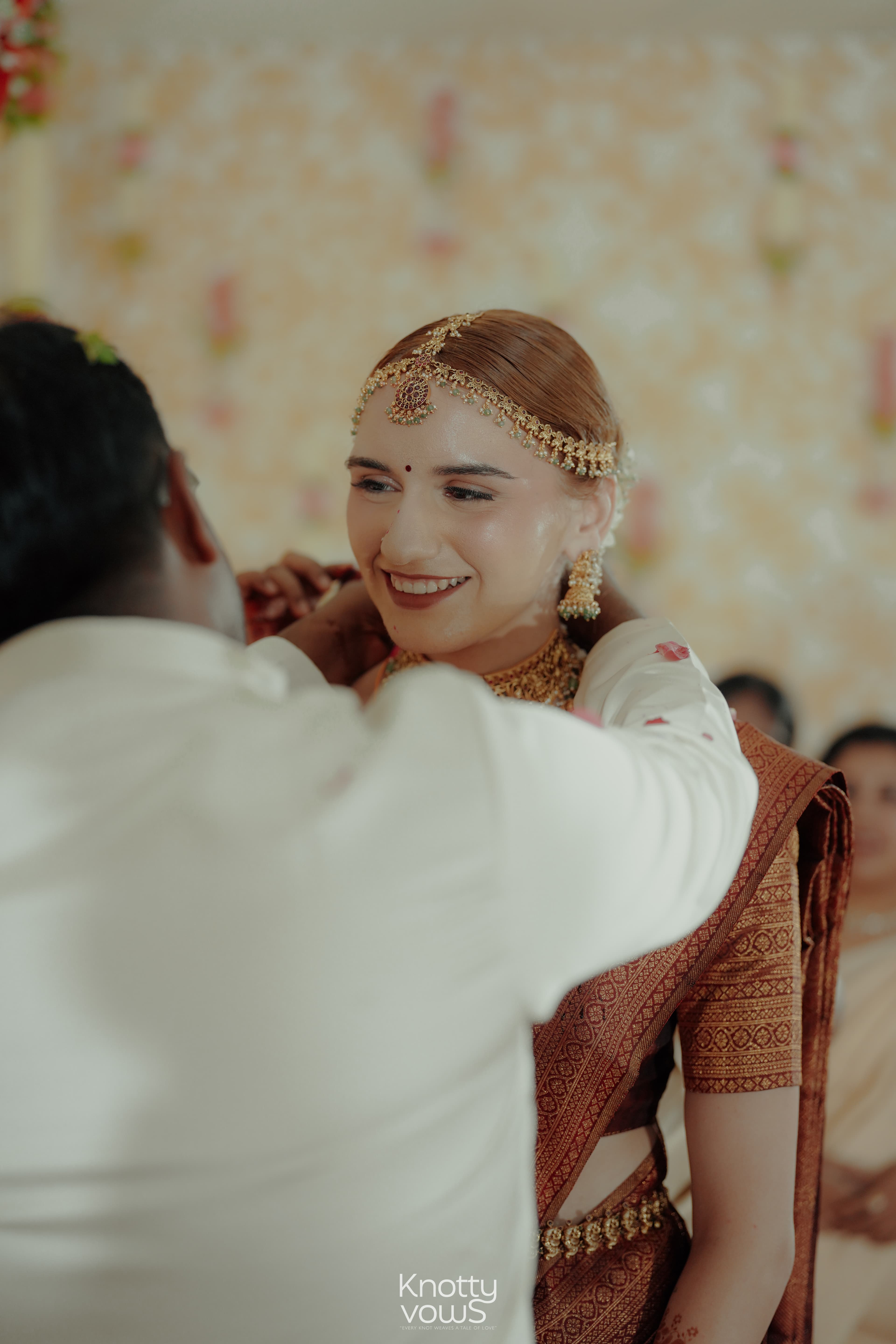 Pre-wedding outdoor photoshoot of a couple near a historical fort in Fort Kochi, India